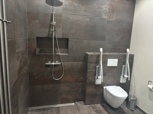 Bruseniche med indbygget hylde og vægophængt toilet på storformatfliser