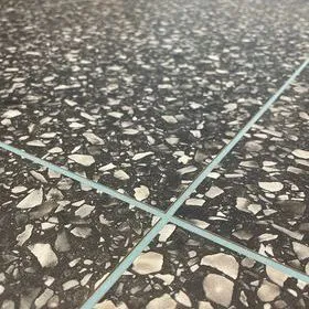 Mørke terrazzoklinker med lyse epoxyfuger