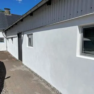 Nyvandskuret hvid facade på længe med nye vinduer